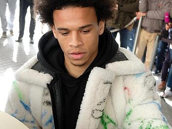 Nationalspieler Leroy San&eacute; bei der Ankunft des DFB-Teams in Wolfsburg: Eingekleidet in einem Outfit f&uuml;r sage und schreibe 25.000 Euro! Foto: Peter Steffen/dpa
