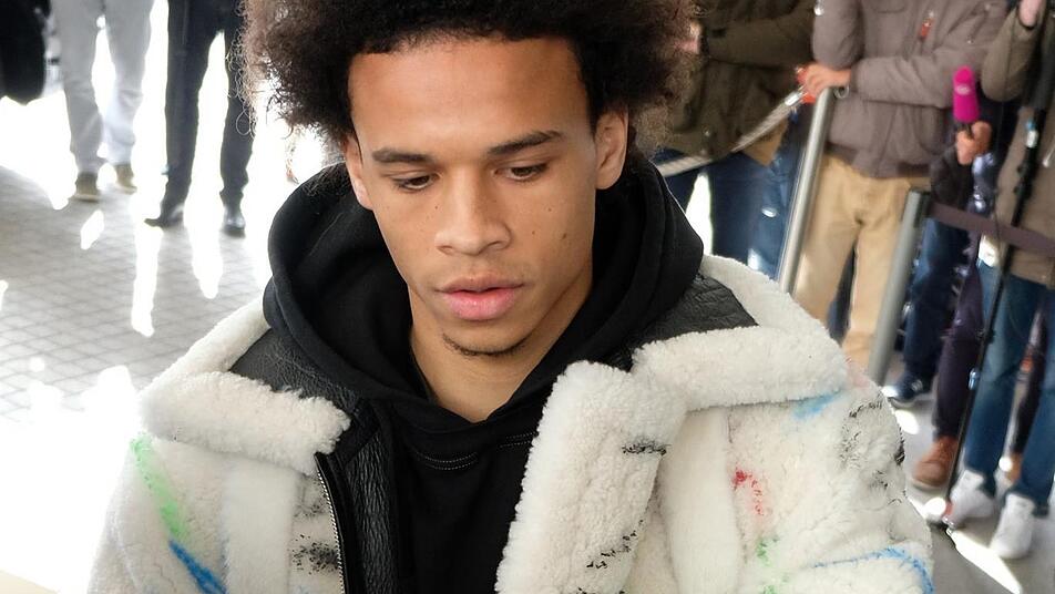 Nationalspieler Leroy Sané bei der Ankunft des DFB-Teams in Wolfsburg: Eingekleidet in einem Outfit für sage und schreibe 25.000 Euro! Foto: Peter Steffen/dpa Nationalspieler Leroy Sané bei der Ankunft des DFB-Teams in Wolfsburg: Eingekleidet in einem Outfit für sage und schreibe 25.000 Euro! Foto: Peter Steffen/dpa
