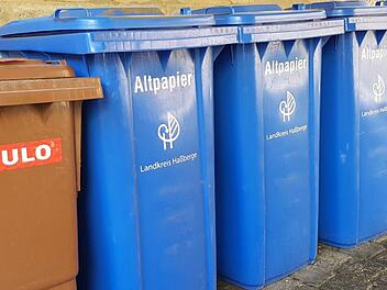 Die Plastikkolonne steht äußerlich unberührt vor dem Haus und doch hat für die das High-Tech-Zeitalter begonnen. Fotos: Eckehard Kiesewetter