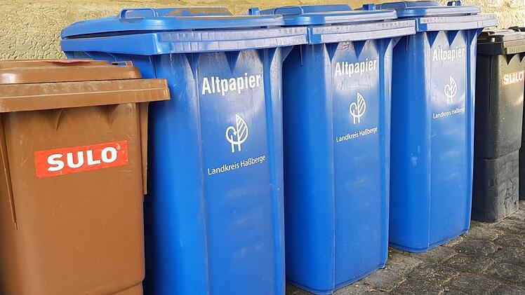 Die Plastikkolonne steht äußerlich unberührt vor dem Haus und doch hat für die das High-Tech-Zeitalter begonnen. Fotos: Eckehard Kiesewetter