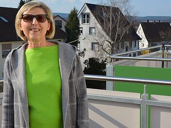 Irene Kinitz ist glücklich in ihrer Baugenossenschaftswohnung mit Balkon in der Hollergasse. Foto: Dagmar Besand