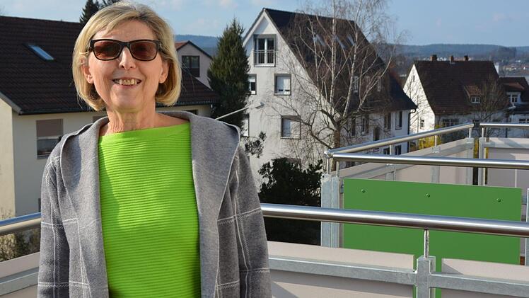 Irene Kinitz ist glücklich in ihrer Baugenossenschaftswohnung mit Balkon in der Hollergasse. Foto: Dagmar Besand