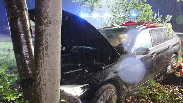 Der Pkw einer vierk&ouml;pfigen Familie ist am Sonntag auf der Autobahn A7 zwischen Wildflecken und Oberthulba von der Fahrbahn abgekommen. Foto: Sebastian Gerr/Feuerwehr Bad Br&uuml;ckenau