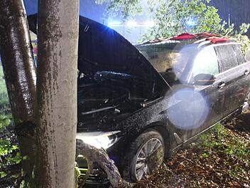 Der Pkw einer vierköpfigen Familie ist am Sonntag auf der Autobahn A7 zwischen Wildflecken und Oberthulba von der Fahrbahn abgekommen. Foto: Sebastian Gerr/Feuerwehr Bad Brückenau