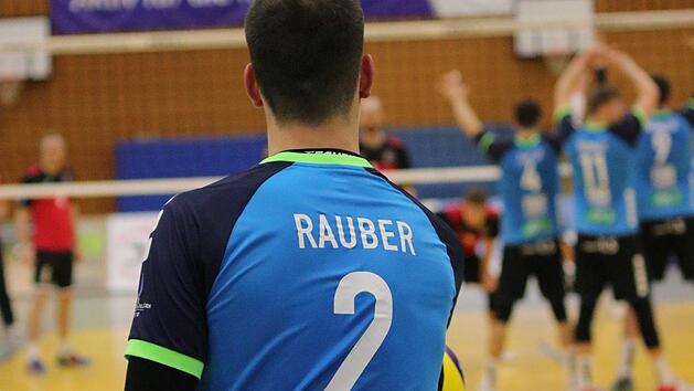 Seine spektakul&auml;ren Sprungaufschl&auml;ge sollen den Hammelburg Volleys beim TuS Kriftel den n&auml;chsten Ausw&auml;rtssieg bescheren: Moritz Rauber. Foto: Jens Feistel