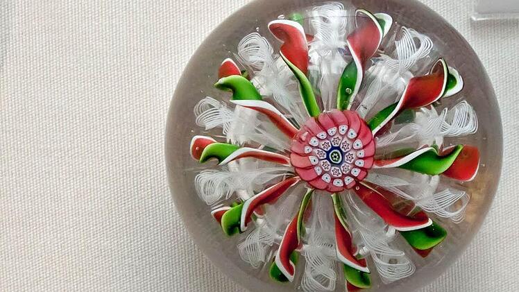 Paperweight, Frankreich / Saint Louis, 19. Jh. (Glas, Millefioristäbe), Leihgabe aus der Sammlung Dr. Karl-Hans Knudsen, Kassel Foto: Jochen Berger