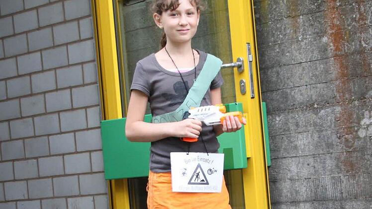 Anna ist Polizistin. Bei besonders harten Fällen zückt sie ihr Pistole und bespritz damit die Verbrecher.