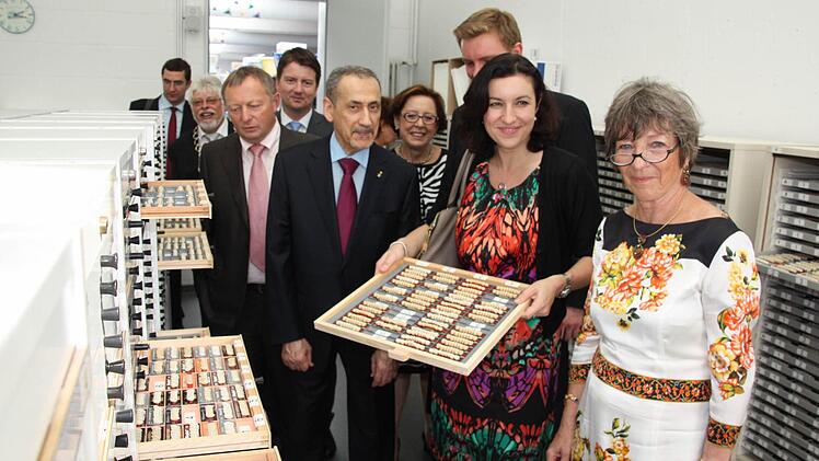 Falsche Zähne in allen Farben, Größen und Variationen.