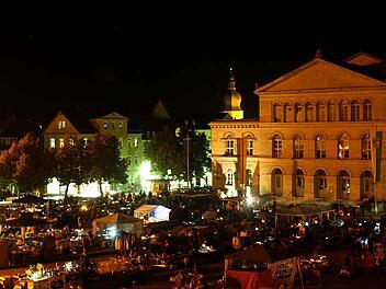 Die kürzeste Nacht des Jahres wird in Coburg (hier der Schlossplatz) zur langen Einkaufsnacht: Offiziell findet der Flohmarkt erst am Sonntag statt, doch die Stände dürfen schon am Vorabend aufgebaut werden. Foto: Timo Geldner/CT-Archiv