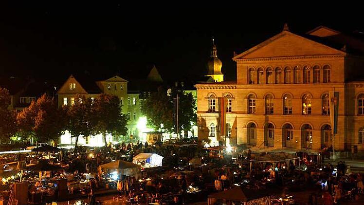 Die kürzeste Nacht des Jahres wird in Coburg (hier der Schlossplatz) zur langen Einkaufsnacht: Offiziell findet der Flohmarkt erst am Sonntag statt, doch die Stände dürfen schon am Vorabend aufgebaut werden. Foto: Timo Geldner/CT-Archiv