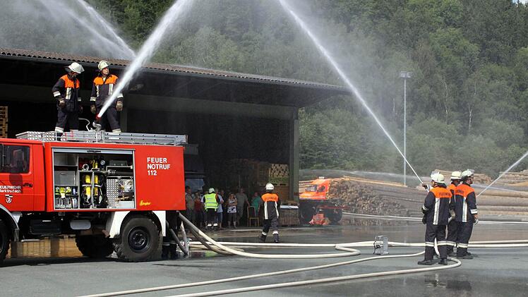 "Wasser Marsch!" aus vollen Rohren: Mit großem Aufgebot sowie etlichen Pumpen und Tankwagen machten die Feuerwehren den "Flammen" den Garaus.