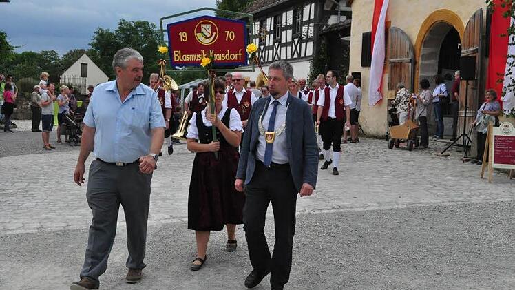 Die Blasmusik Kraisdorf im Festzug führten Bürgermeister Ralf Nowak (rechts) und der Verwaltungsleiter des Freilandmuseums, Jürgen Müller, an.