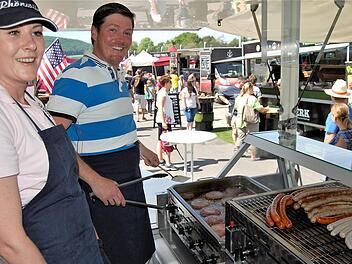 Rhönwild-Inhaber Hubertus Gleissner verkauft mit Jasmin Schmidt leckere Burger und Bratwürste aus Hirsch- und Wildschweinfleisch. Foto: Sigismund von Dobschütz