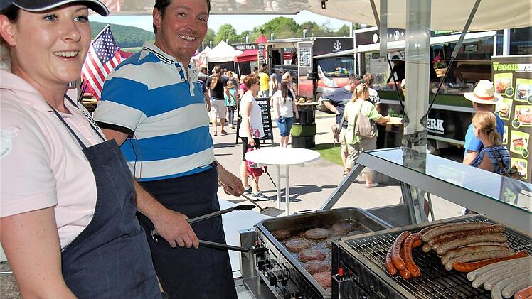 Rhönwild-Inhaber Hubertus Gleissner verkauft mit Jasmin Schmidt leckere Burger und Bratwürste aus Hirsch- und Wildschweinfleisch. Foto: Sigismund von Dobschütz
