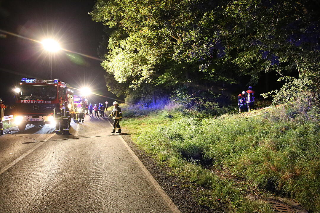 Auto überschlägt sich ab B289 bei Kauerndorf