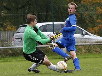 Niklas Stelzner überwindet Adelsdorfs Torwart Markus Eckert zum 1:0. Später legte der Kirchehrenbacher, der für 90 Minuten aus Frankfurt angereist war, das 2:0 nach.  Foto: Sebastian Baumann/anpfiff.info