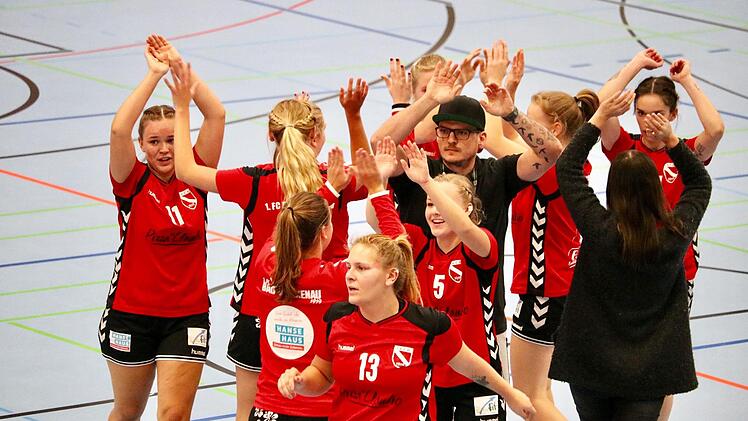 Ausgelassen bejubelten Bad Brückenaus Handballerinnen den Derbysieg über Mellrichstadt.Sebastian Schmitt