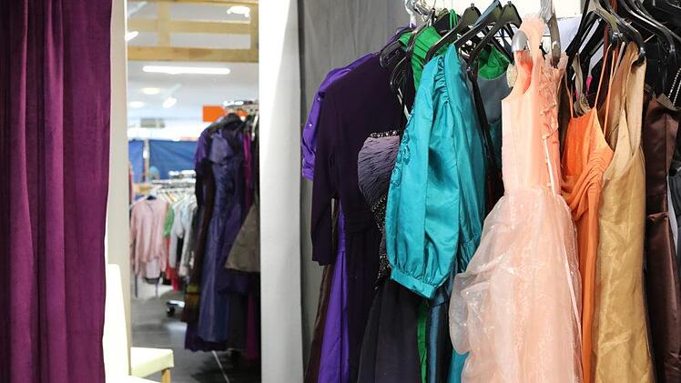 Ab heute kann man im Kolping-Center in der Siechenstra&szlig;e in einem gro&szlig;en Kleidungssortiment aus zweiter Hand st&ouml;bern.Barbara Herbst