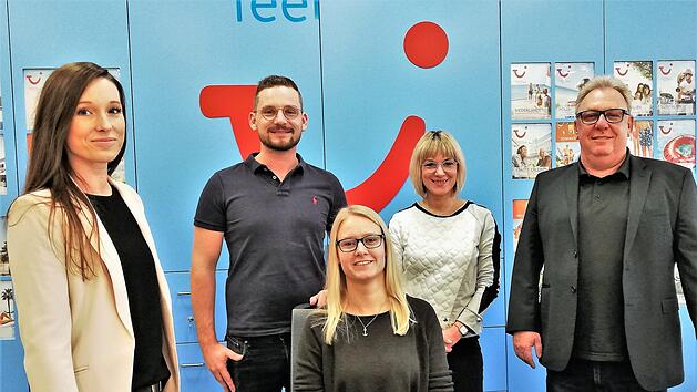 Der neue Inhaber Max Albert (zweiter von links) mit Firmengr&uuml;nder Walter Fr&ouml;hlich (rechts) und den Mitarbeiterinnen (von links) Julia Emmer, Tamara Beeck und Saskia Schaupp. Foto: Sigismund von Dobsch&uuml;tz