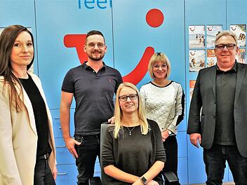 Der neue Inhaber Max Albert (zweiter von links) mit Firmengründer Walter Fröhlich (rechts) und den Mitarbeiterinnen (von links) Julia Emmer, Tamara Beeck und Saskia Schaupp. Foto: Sigismund von Dobschütz