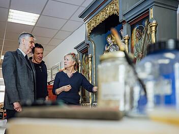 Auftraggeber Reinhard Stauch (links) lässt sich von  Franz Schirmer und Petra Zenkel-Schirmer zeigen, was am Altar alles gemacht wurde. Foto: Marian Hamacher