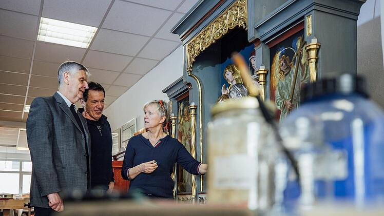 Auftraggeber Reinhard Stauch (links) lässt sich von  Franz Schirmer und Petra Zenkel-Schirmer zeigen, was am Altar alles gemacht wurde. Foto: Marian Hamacher