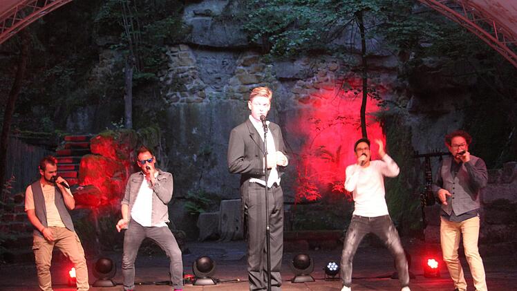 Im zweiten Teil wagte die Band so manches Experiment: "Highway to hell" wurde zu "Auf der Autobahn zur Hölle".  Foto: Sonny Adam