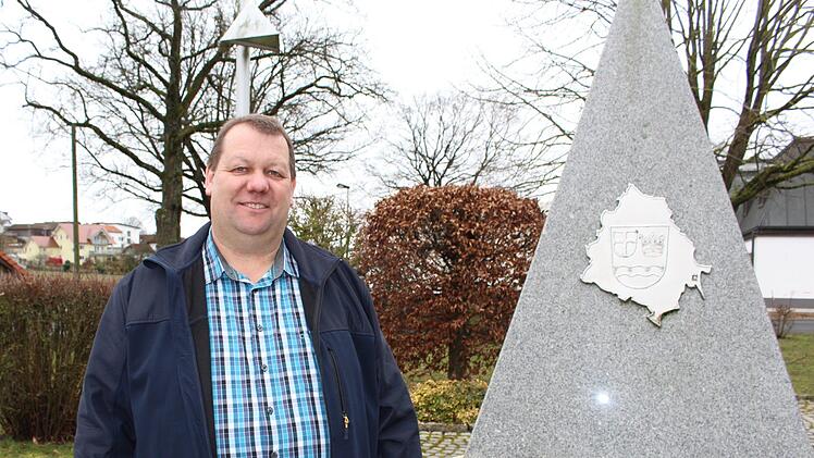 Bürgermeister Bernold Martin vor dem Rathaus in Schondra. Der Tetraeder symbolisiert die Eingemeindung der  ehemals eigenständigen Gemeinden Schönderling und Singenrain zu Schondra im Zuge der Gebietsreform. Foto: Julia Raab