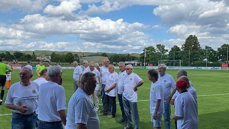 Was für eine Ehre für die aktuelle Generation: Die ehemaligen Landesliga-Spieler des SC Sylvia Ebersdorf standen am Samstag vor dem Spiel gegen den SV Memmelsdorf Spalier. Davon anscheinend hochmotiviert, brannten die Spieler in der Anfangsphase ein regelrechtes Feuerwerk ab und führten nach nur 17 Minuten mit 4:0.