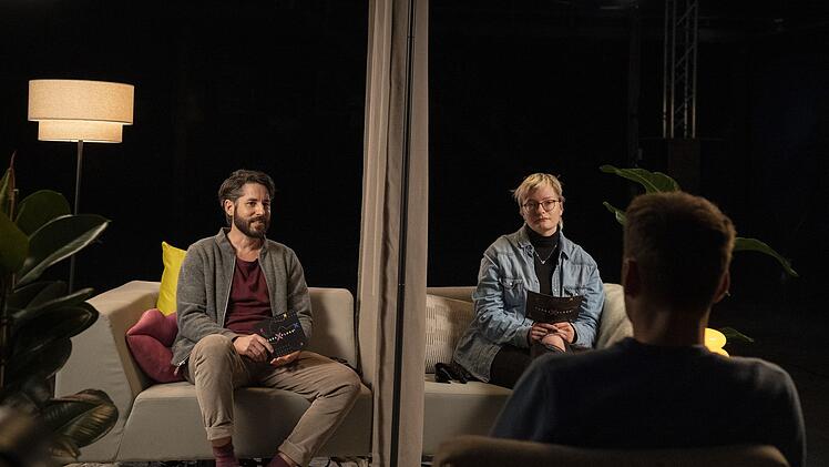 Der Psychologe Leon Windscheidt (rechts) unterh&auml;lt sich mit Gespr&auml;chspartnern &uuml;ber ihr Liebesleben.