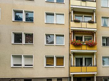 Mutma&szlig;licher Messerangriff durch Mutter: 9-J&auml;hrige springt von Balkon