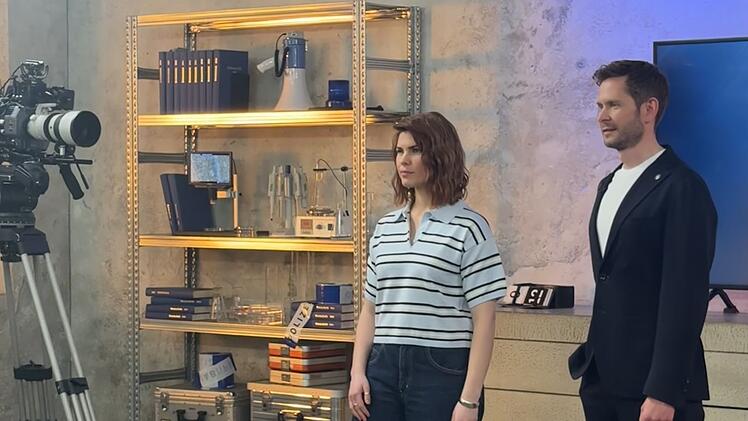 "Unser Fokus liegt klar auf Aufkl&auml;rung und Einordnung": Helene Reiner und Fabian Puchelt bei den Dreharbeiten zu "XY Spuren des Verbrechens".