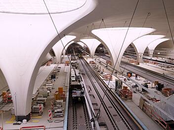 Die Lichtaugen des unterirdischen Bahnhofs sorgen f&uuml;r Tageslicht auf den Bahnsteigen. Und f&uuml;r Detail&auml;rger. Der Sichtbeton bekam graue Flecken - Maler &uuml;bertupften sie mit Schw&auml;mmen per Hand.