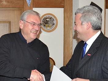 Der Vizepräsident der Handwerkskammer Oberfranken, Matthias Graßmann (rechts), verlieh Karlheinz Schuberth den Goldenen Meisterbrief.  Fotos: K.-H. Hofmann
