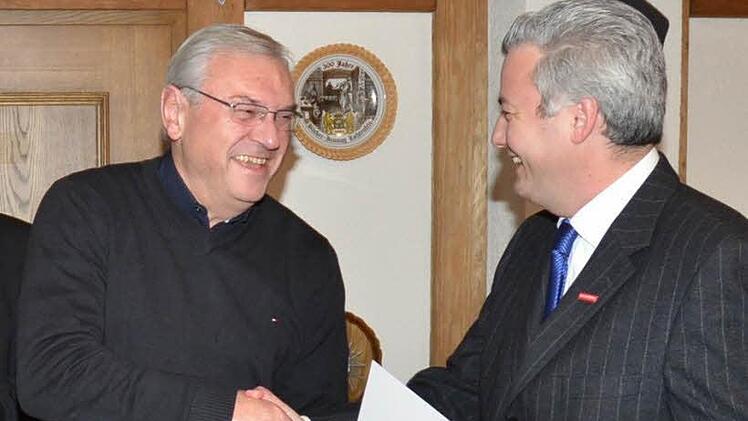 Der Vizepräsident der Handwerkskammer Oberfranken, Matthias Graßmann (rechts), verlieh Karlheinz Schuberth den Goldenen Meisterbrief.  Fotos: K.-H. Hofmann