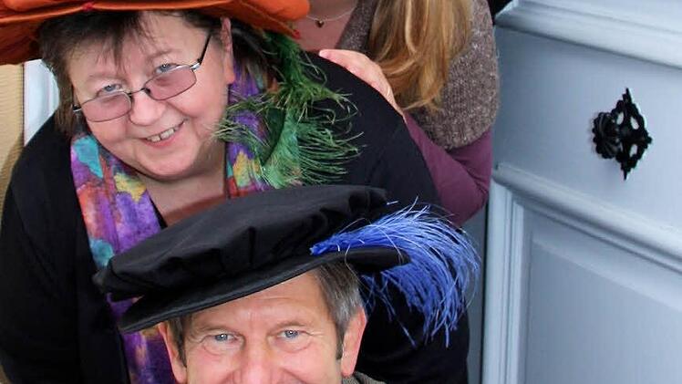 Bestens behütet: Das TI-Team (Sabine Meinl, Julia Then, Signe Schmitt und Walter Vierrether) trägt Hofrats-Kopfbedeckungen.  Foto: Helmut Beer