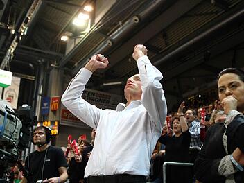 Sportdirektor Wolfgang Heyder lebt für die Brose Baskets - jubelt und leidet mit dem Team. Alle Fotos: sportpress