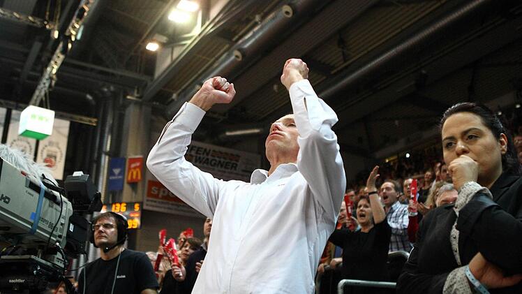Sportdirektor Wolfgang Heyder lebt für die Brose Baskets - jubelt und leidet mit dem Team. Alle Fotos: sportpress