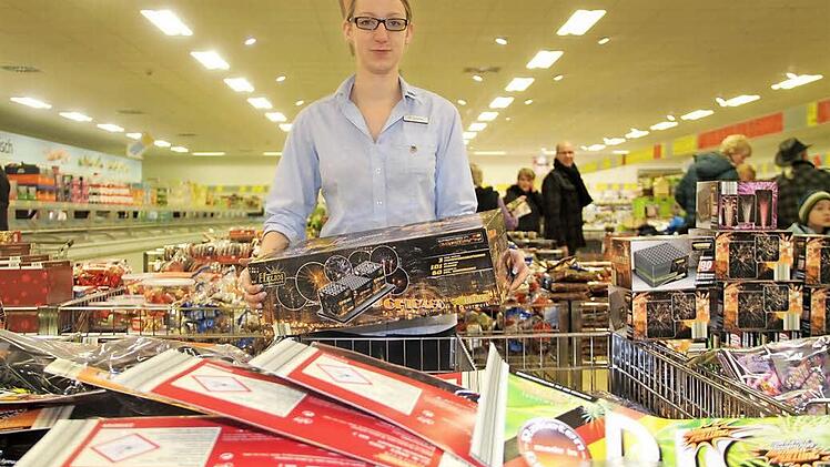 Bei Aldi war die Nachfrage nach Silvesterfeuerwerk am ersten Verkaufstag groß, wie Mitarbeiterin Kerstin Schofer berichtete.  Foto: Gerda Völk