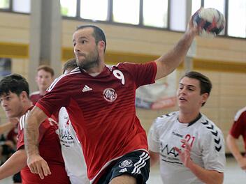 Jürgen Wonner (Nr. 9) steuerte fünf Treffer zum verdienten Sieg gegen Hemau bei. Foto: herzopress