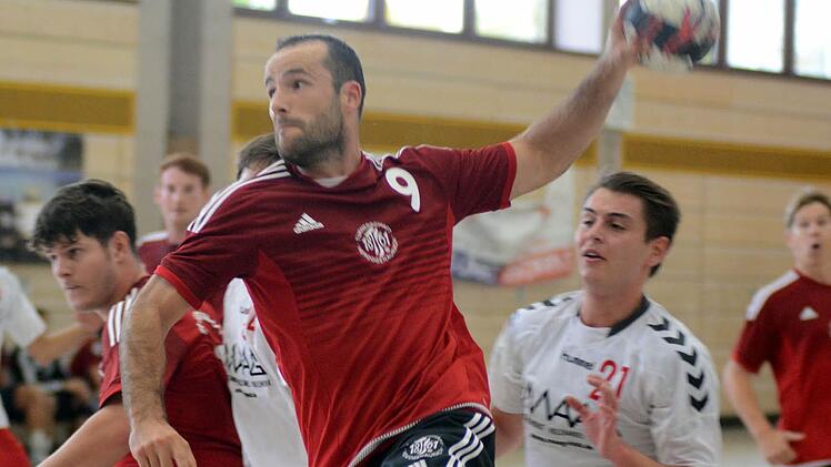 Jürgen Wonner (Nr. 9) steuerte fünf Treffer zum verdienten Sieg gegen Hemau bei. Foto: herzopress