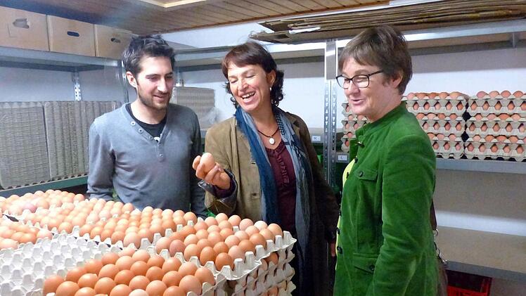 Florian Schleicher, MdL Gisela Sengl und MdL Ulrike Gote (von links) begutachten die "Eier von glücklichen Hühnern." Foto: Dieter Hübner