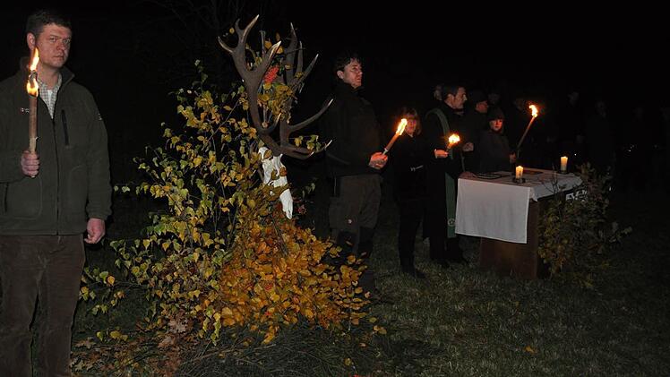 Ein geschmücktes Hirschgeweih war beim Altar aufgebaut.