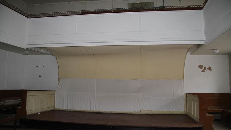 Bühne und Empore erinnern an andere Zeiten. Foto: Sonja Adam