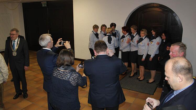 Schnell noch Fotos machen von den Damen der Feuerwehr aus Oberngrub. Foto: Carmen Schwind