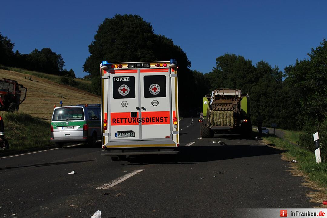 Motorrad kollidiert mit Traktor - Biker schwerst verletzt