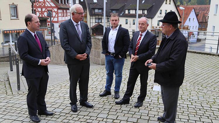 Im Gespräch (von links): Michael Hofmann, Thomas Kreuzer, Ulrich Meierhöfer, Markus Grüner, Pfarrer Werner Wolf Foto: Franz Galster