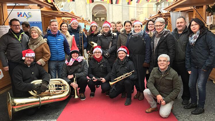 Zwei Tage lang bot die Delegation aus dem Landkreis Haßberge ihre kulinarischen und kunsthandwerklichen Waren auf dem Marché de Noël in Pierrelatte an. Mit von der Partie war auch eine Bläsergruppe des Blasorchesters Sand, die die Weihnachtsmarktbesucher in Schwung brachte.Monika Göhr /Freundeskreis Haßberge-Tricastin