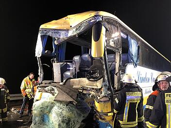 Ein schweres Busungl&uuml;ck hat sich in der Nacht auf Samstag auf der A3 zwischen den Anschlussstellen Bessenbach/Waldaschaff und Weibersbrunn ereignet. Insgesamt wurden 18 Menschen verletzt - der Busfahrer ist gestorben.  Wie jetzt verlautete, waren die Passagiere des Busses wohl angeschnallt. Foto: NEWS5 / Merzbach
