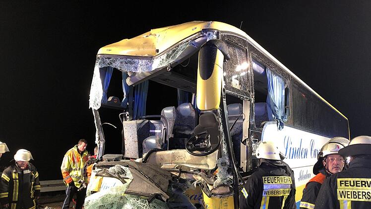 Ein schweres Busunglück hat sich in der Nacht auf Samstag auf der A3 zwischen den Anschlussstellen Bessenbach/Waldaschaff und Weibersbrunn ereignet. Insgesamt wurden 18 Menschen verletzt - der Busfahrer ist gestorben.  Wie jetzt verlautete, waren die Passagiere des Busses wohl angeschnallt. Foto: NEWS5 / Merzbach